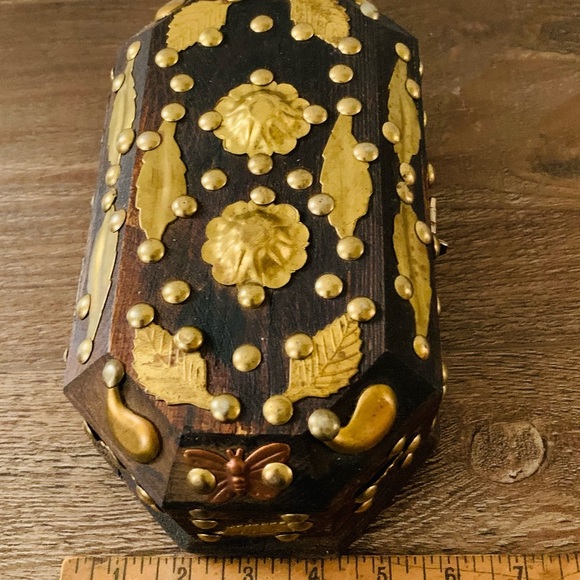 Wooden box with metal ornaments - Picture 4 of 11